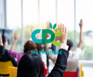 Salle avec des gens qui lèvent la main, avec le logo de la CDC de la MRC de Maskinongé