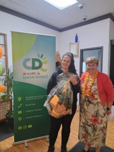 La secrétaire-trésorière sortante du CA, Cindy Garceau, en compagnie de la directrice générale de la CDC, Lucie Carignan.