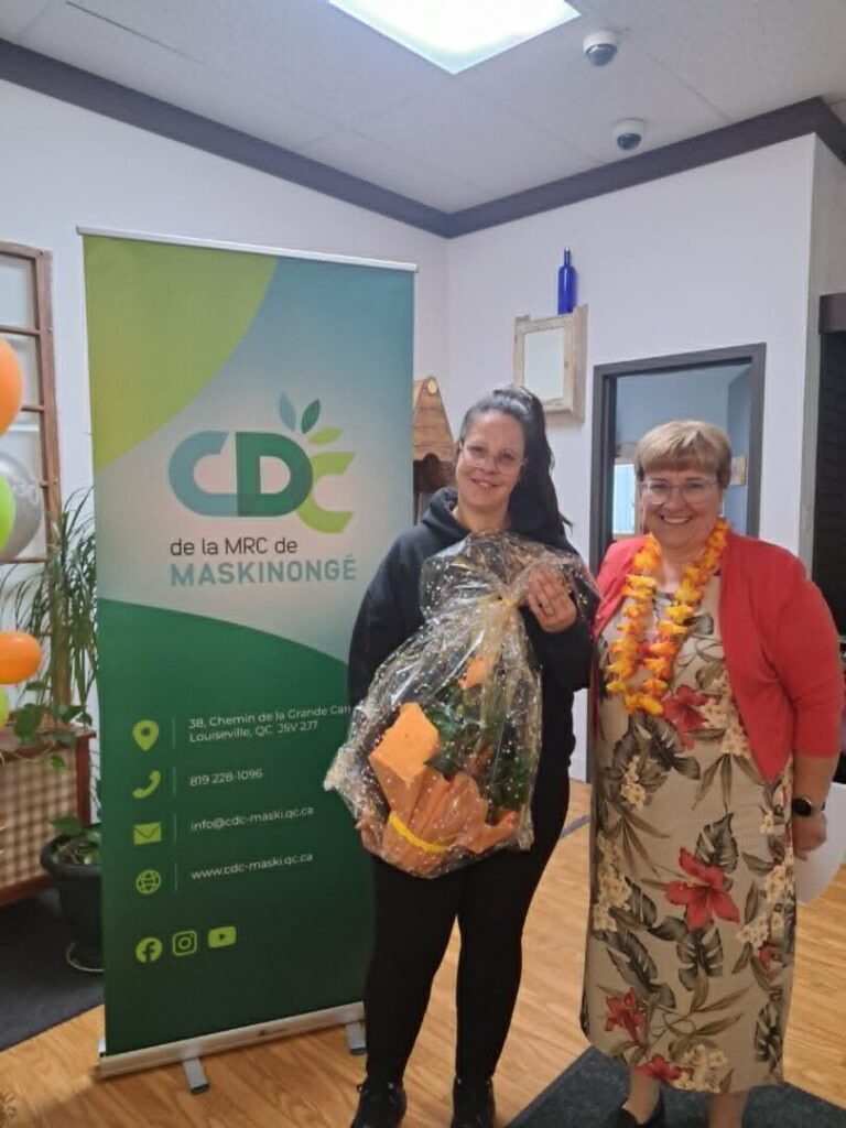 La secrétaire-trésorière sortante du CA, Cindy Garceau, en compagnie de la directrice générale de la CDC, Lucie Carignan.